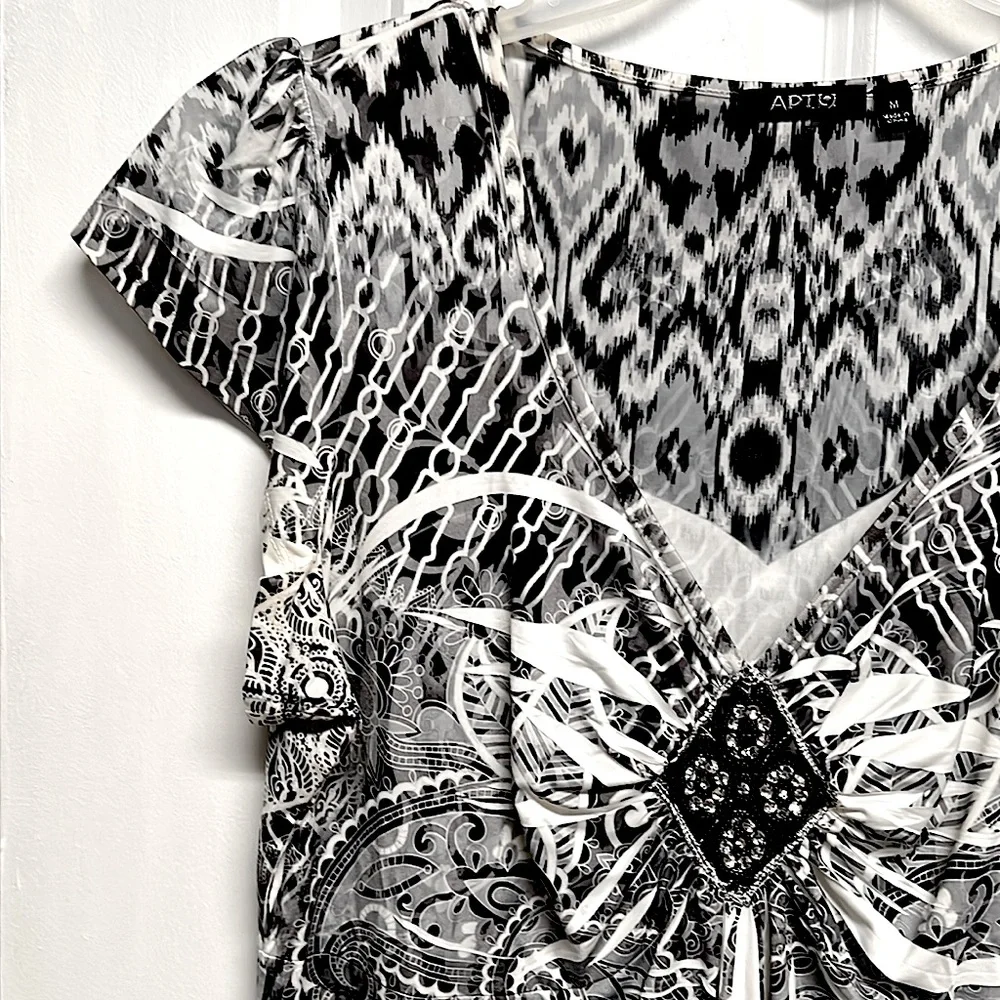Apt 9 Black Gray White Paisley Print Rhinestone V Neck Flutter Sleeve Top Size M